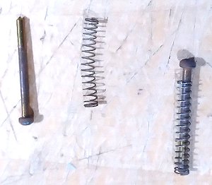 The springs on the Caroler sit on upside-down nails that rest in the slots of the chord bar holder.  Each chord bar sits between the nails but close enough to rest on the string at both ends. Click for bigger picture.